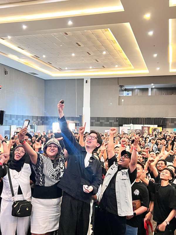 Kevin Tania bersama peserta event barbersalon